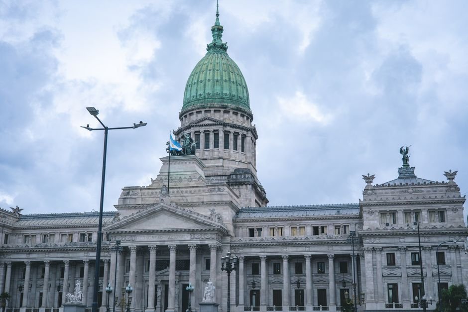 Ni por Adorni ponen las manos al fuego: los libertarios se lavan las manos