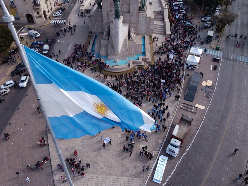 Milei y Adorni se encierran en Olivos mientras la crisis golpea el bolsillo misionero