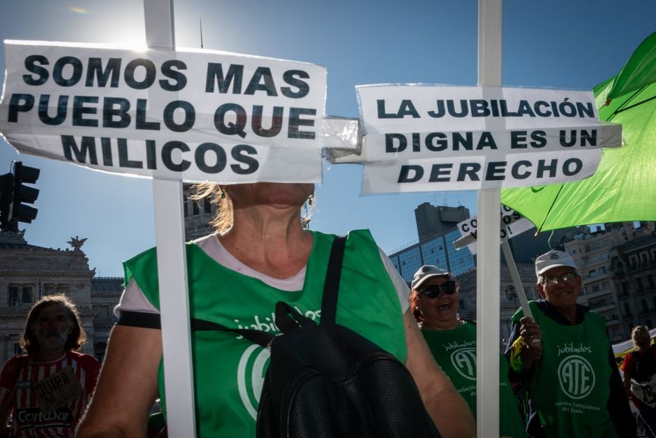 Adorni en la mira: acusan a Milei de encubrir irregularidades en el Gobierno